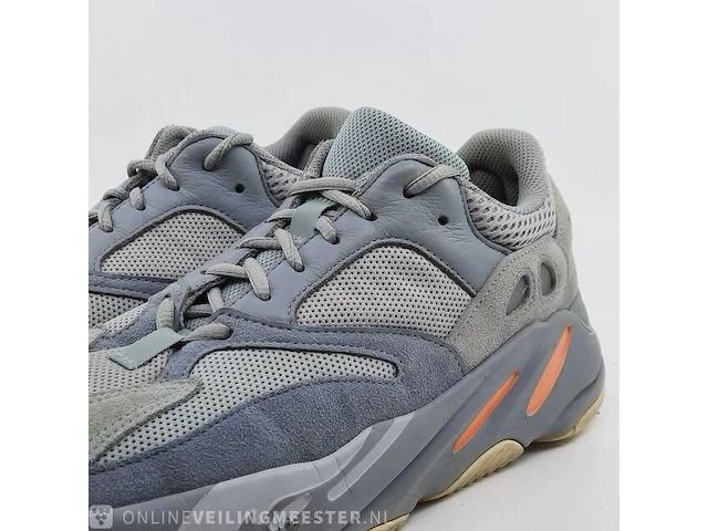 Paar schoenen, maat 41 1/3 adidas, yeezy boost 700 - afbeelding 4 van  10