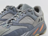 Paar schoenen, maat 41 1/3 adidas, yeezy boost 700 - afbeelding 4 van  10