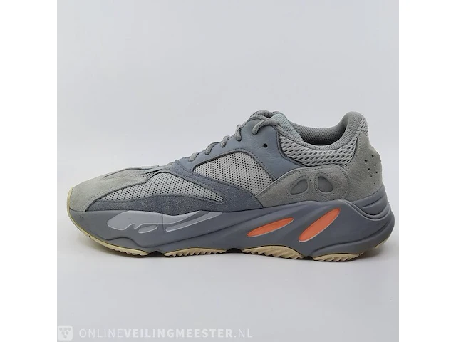 Paar schoenen, maat 41 1/3 adidas, yeezy boost 700 - afbeelding 6 van  10