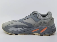 Paar schoenen, maat 41 1/3 adidas, yeezy boost 700 - afbeelding 6 van  10