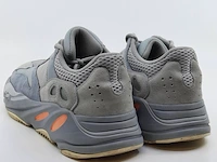 Paar schoenen, maat 41 1/3 adidas, yeezy boost 700 - afbeelding 8 van  10
