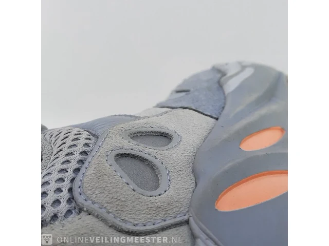 Paar schoenen, maat 41 1/3 adidas, yeezy boost 700 - afbeelding 9 van  10
