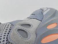 Paar schoenen, maat 41 1/3 adidas, yeezy boost 700 - afbeelding 9 van  10