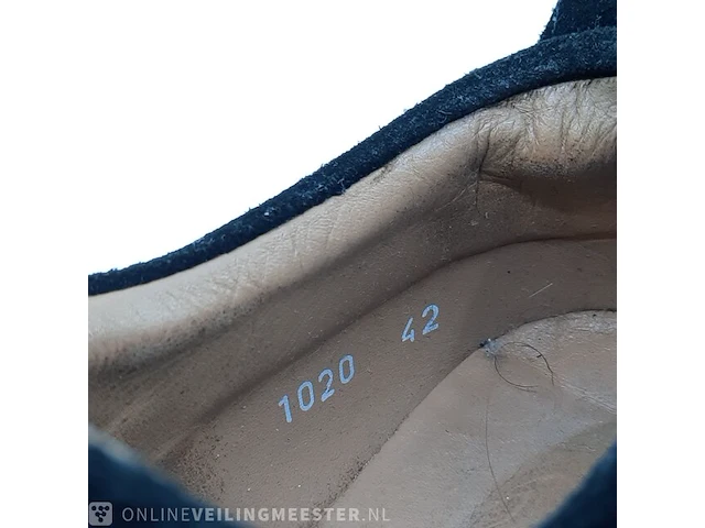 Paar schoenen, maat 42 louboutin, low top sneaker - afbeelding 7 van  9