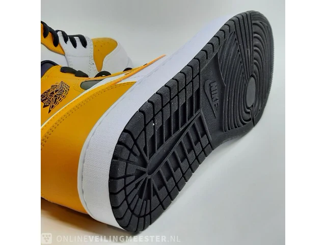 Paar schoenen, maat 46 nike, air jordan 1 mid university gold - afbeelding 2 van  10