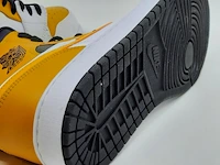 Paar schoenen, maat 46 nike, air jordan 1 mid university gold - afbeelding 2 van  10