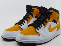 Paar schoenen, maat 46 nike, air jordan 1 mid university gold - afbeelding 1 van  10