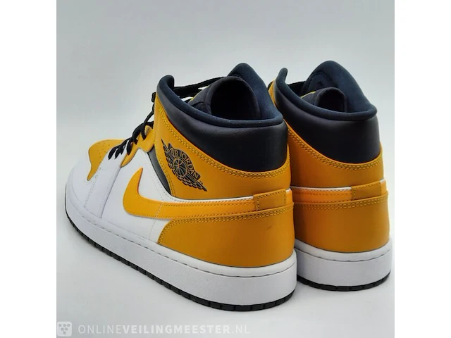 Paar schoenen, maat 46 nike, air jordan 1 mid university gold - afbeelding 8 van  10