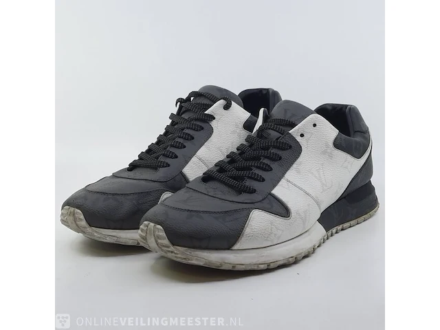 Paar schoenen, maat 9 lo, monogram - afbeelding 1 van  9