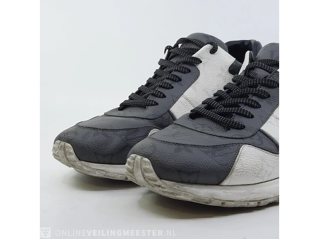 Paar schoenen, maat 9 lo, monogram - afbeelding 2 van  9