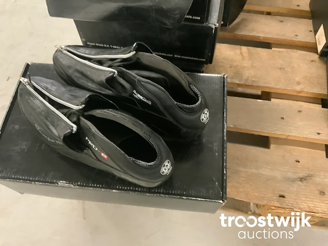 Paar schoenen - afbeelding 7 van  15