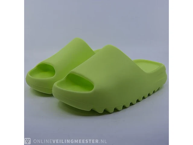 Paar slippers, maat 40 1/2 adidas, yeezy slide gz6138 - afbeelding 1 van  9