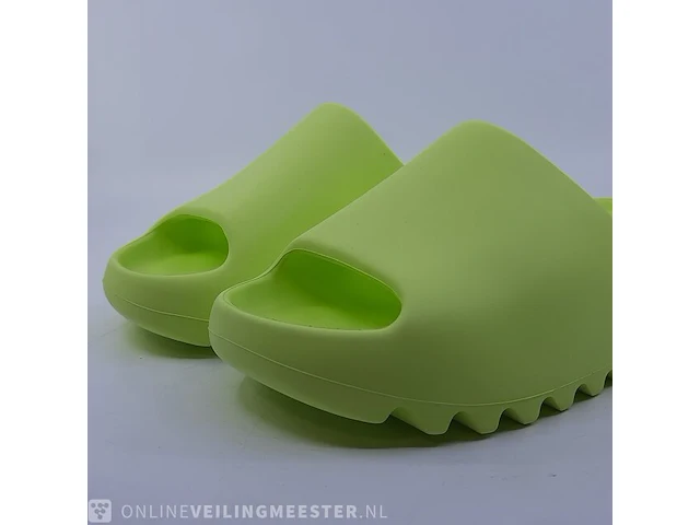 Paar slippers, maat 40 1/2 adidas, yeezy slide gz6138 - afbeelding 2 van  9