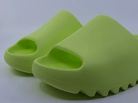 Paar slippers, maat 40 1/2 adidas, yeezy slide gz6138 - afbeelding 2 van  9