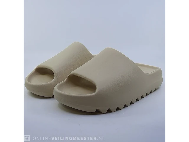Paar slippers, maat 42 adidas, yeezy slide fz5897 - afbeelding 1 van  9
