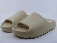 Paar slippers, maat 42 adidas, yeezy slide fz5897 - afbeelding 1 van  9