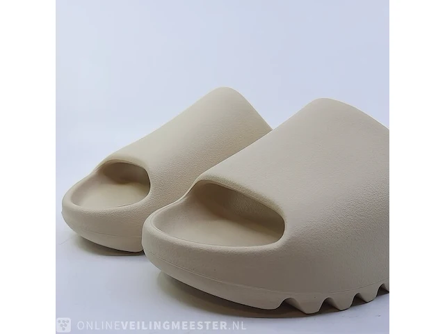 Paar slippers, maat 42 adidas, yeezy slide fz5897 - afbeelding 2 van  9