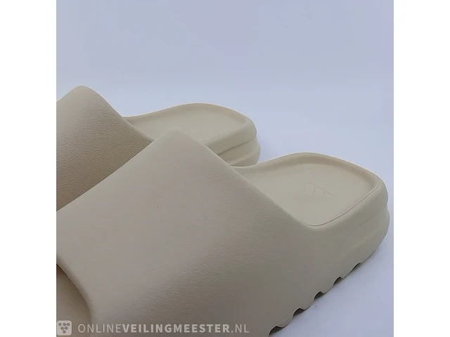 Paar slippers, maat 42 adidas, yeezy slide fz5897 - afbeelding 3 van  9