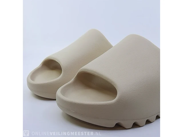 Paar slippers, maat 43 adidas, yeezy slide fz5897 - afbeelding 2 van  9