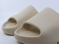 Paar slippers, maat 43 adidas, yeezy slide fz5897 - afbeelding 2 van  9