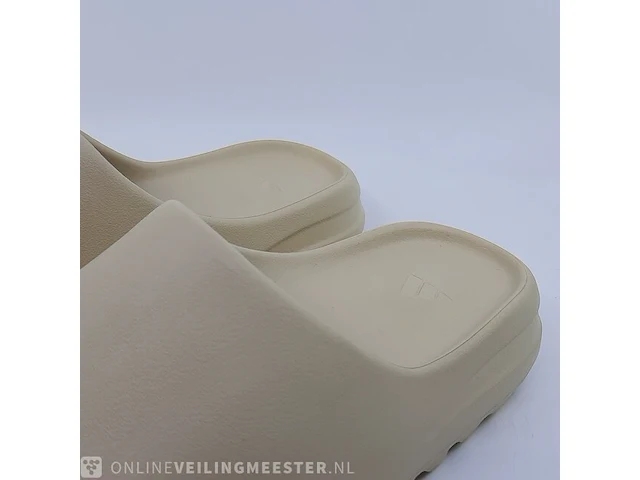 Paar slippers, maat 43 adidas, yeezy slide fz5897 - afbeelding 3 van  9