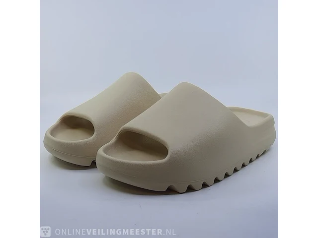 Paar slippers, maat 44 1/2 adidas, yeezy slide fz5897 - afbeelding 1 van  9