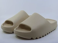 Paar slippers, maat 44 1/2 adidas, yeezy slide fz5897 - afbeelding 1 van  9
