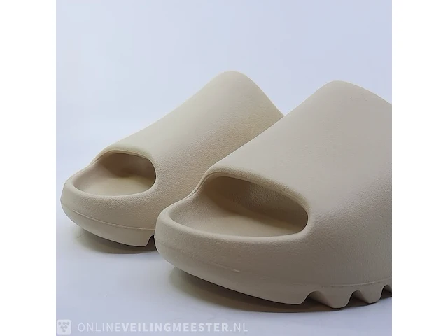 Paar slippers, maat 44 1/2 adidas, yeezy slide fz5897 - afbeelding 2 van  9