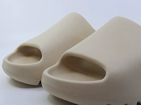 Paar slippers, maat 44 1/2 adidas, yeezy slide fz5897 - afbeelding 2 van  9