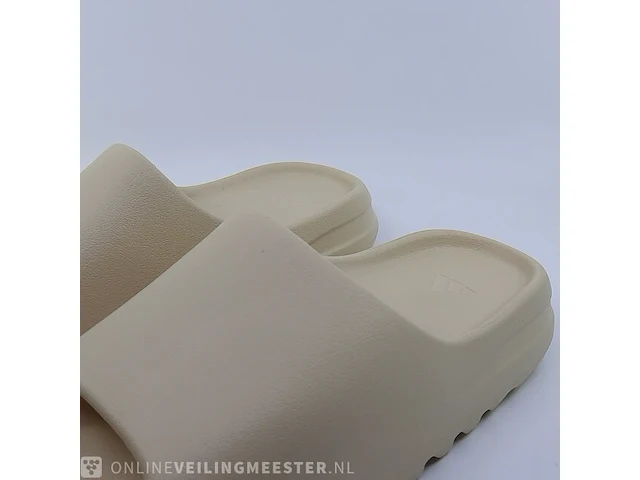 Paar slippers, maat 44 1/2 adidas, yeezy slide fz5897 - afbeelding 3 van  9
