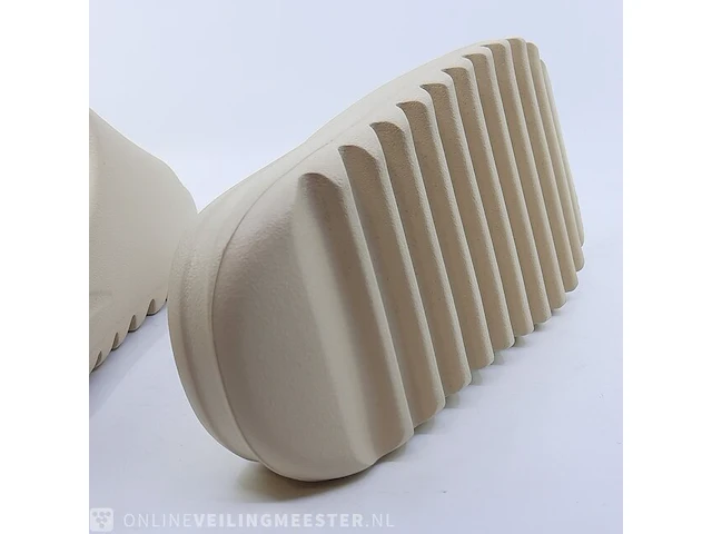 Paar slippers, maat 44 1/2 adidas, yeezy slide fz5897 - afbeelding 8 van  9