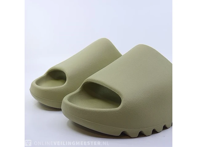 Paar slippers, maat 44 1/2 adidas, yeezy slide fz5904 - afbeelding 2 van  9