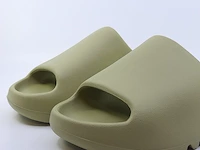 Paar slippers, maat 44 1/2 adidas, yeezy slide fz5904 - afbeelding 2 van  9