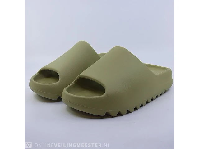 Paar slipppers, maat 40 1/2 adidas, yeezy slide fz5904 - afbeelding 1 van  9