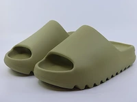 Paar slipppers, maat 40 1/2 adidas, yeezy slide fz5904