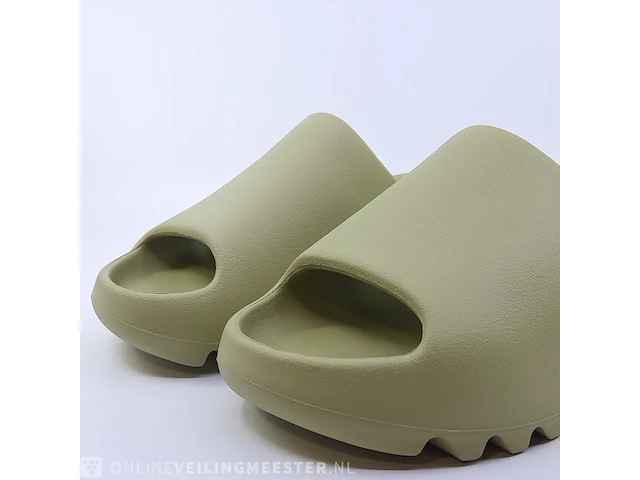 Paar slipppers, maat 40 1/2 adidas, yeezy slide fz5904 - afbeelding 2 van  9