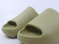 Paar slipppers, maat 40 1/2 adidas, yeezy slide fz5904 - afbeelding 2 van  9