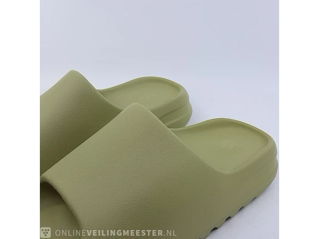 Paar slipppers, maat 40 1/2 adidas, yeezy slide fz5904 - afbeelding 3 van  9