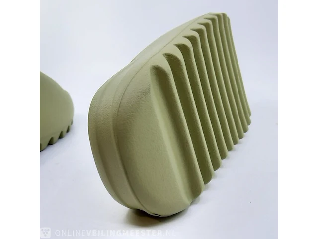 Paar slipppers, maat 40 1/2 adidas, yeezy slide fz5904 - afbeelding 8 van  9