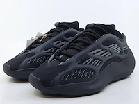 Paar sneakers, maat 36 adidas, yeezy 700 v3 gx6144