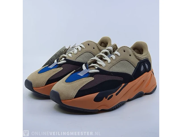 Paar sneakers, maat 37 1/3 adidas, yeezy boost 700 gw0297 - afbeelding 1 van  10