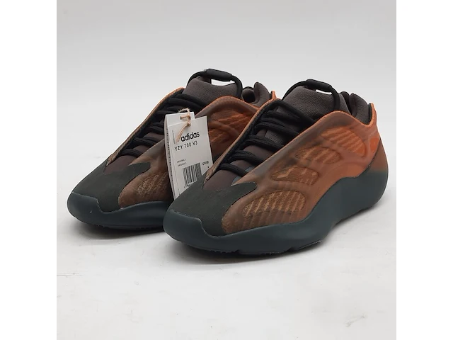 Paar sneakers, maat 39 1/3, yzy 700 v3 gy4109 - afbeelding 1 van  11