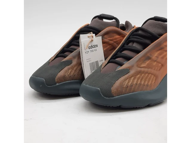 Paar sneakers, maat 39 1/3, yzy 700 v3 gy4109 - afbeelding 4 van  11