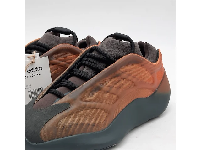 Paar sneakers, maat 39 1/3, yzy 700 v3 gy4109 - afbeelding 5 van  11