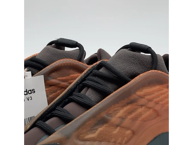 Paar sneakers, maat 39 1/3, yzy 700 v3 gy4109 - afbeelding 6 van  11