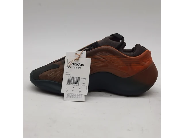 Paar sneakers, maat 39 1/3, yzy 700 v3 gy4109 - afbeelding 7 van  11