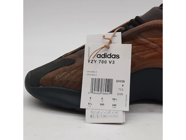 Paar sneakers, maat 39 1/3, yzy 700 v3 gy4109 - afbeelding 8 van  11