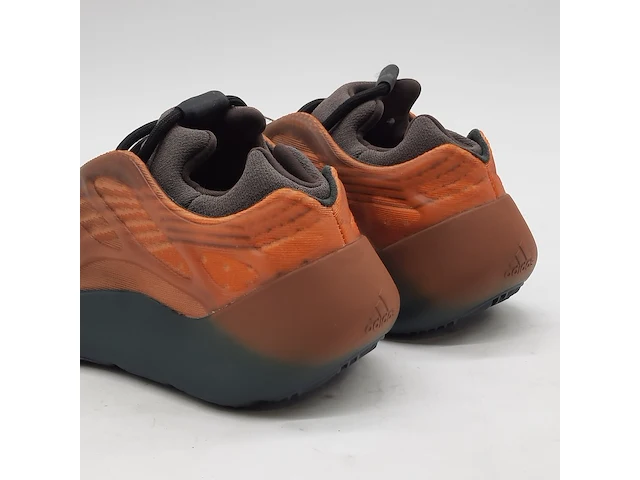 Paar sneakers, maat 39 1/3, yzy 700 v3 gy4109 - afbeelding 9 van  11