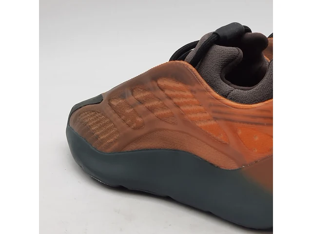 Paar sneakers, maat 39 1/3, yzy 700 v3 gy4109 - afbeelding 10 van  11