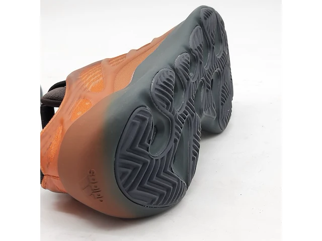 Paar sneakers, maat 39 1/3, yzy 700 v3 gy4109 - afbeelding 11 van  11